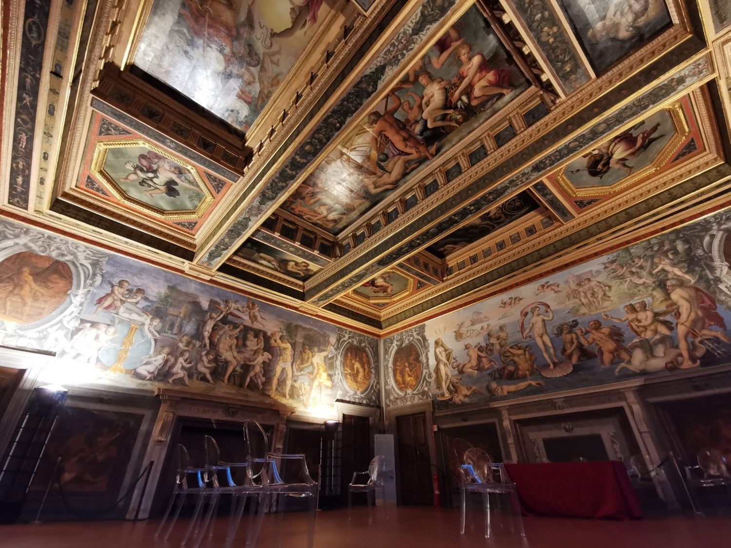  Os "Gonfalone", um grupo musical que preserva as tradi&ccedil;&otilde;es florentinas, descansa antes da atua&ccedil;&atilde;o no final do evento. Fonte: RTP Europa 