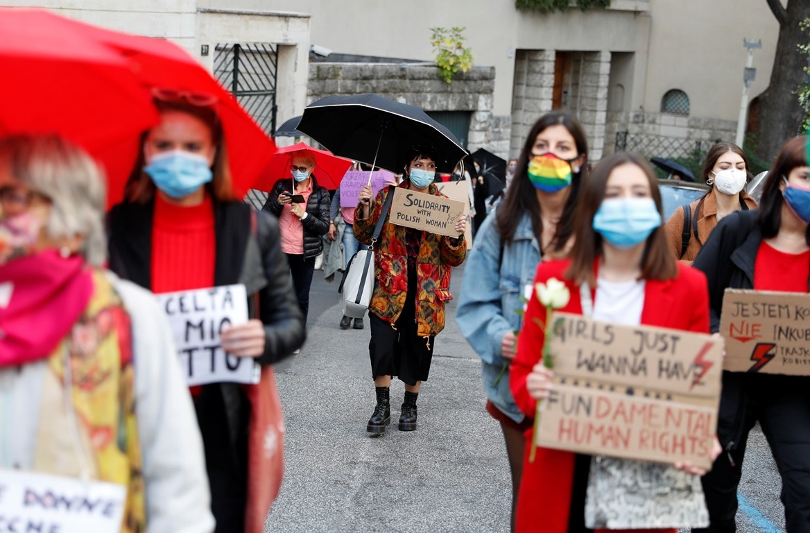  Dia 28, It&aacute;lia, em Roma, mulheres solid&aacute;rias com a causa das mulheres polacas | Yara Nardi - Reuters 