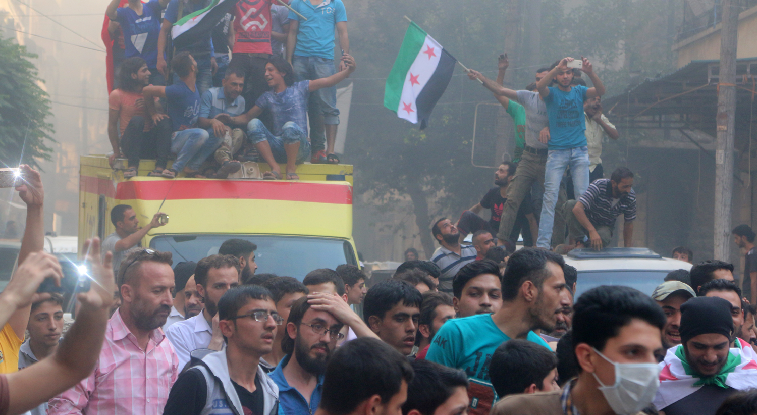 Habitantes das zonas sob controlo rebelde de Aleppo manifestaram-se a 31 de julho de 2016 contra o cerco imposto pela for&ccedil;as governamentais s&iacute;rias Foto: Reuters