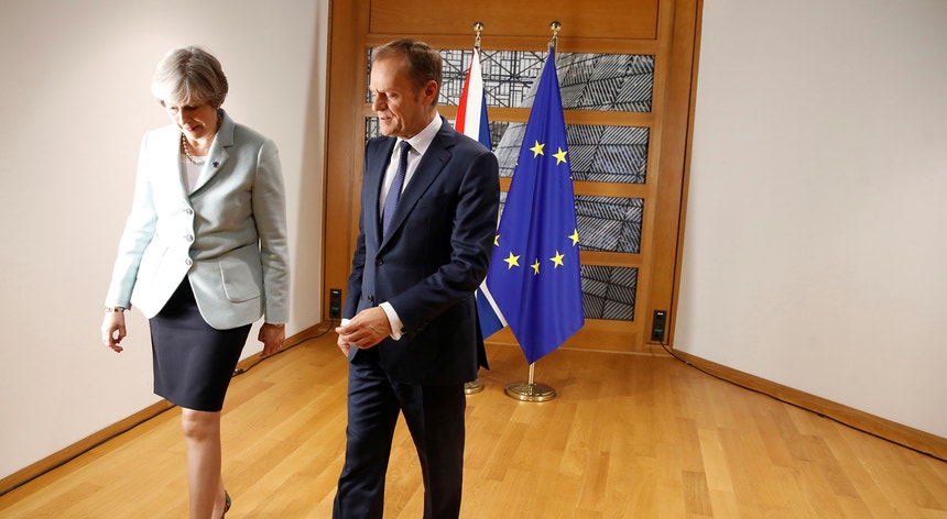 Tusk espera que Theresa May apresente propostas concretas em Bruxelas, mas a primeira-ministra britânica já deixou um aviso, em Londres
