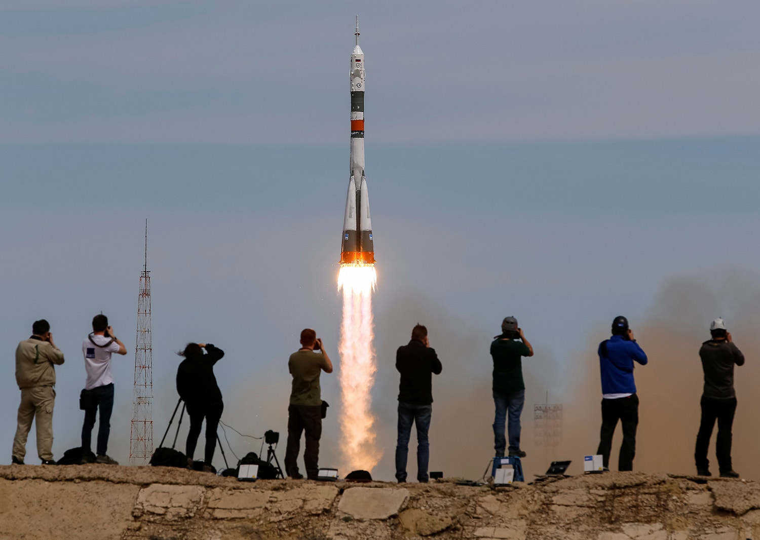  Fot&oacute;grafos assistem &agrave; descolagem da Soyuz MS-04 / Shamil Zhumatov - Reuters 