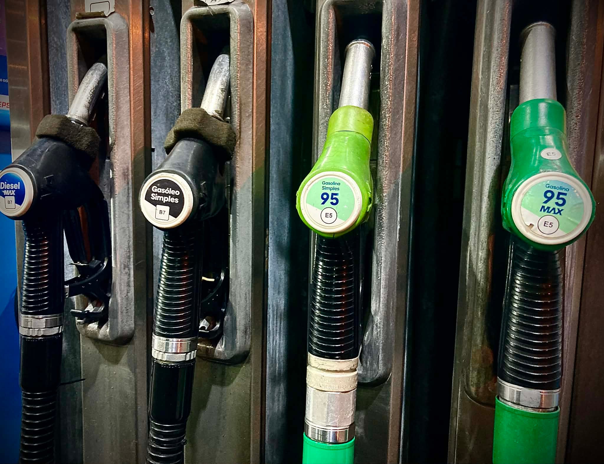 Brent crude oil price falls slightly but remains around 100 dollars per barrel