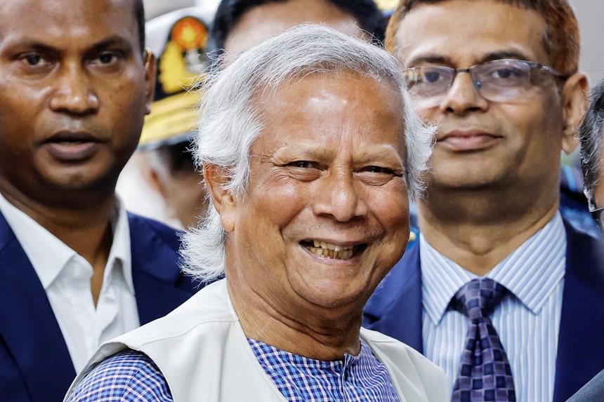 Muhammad Yunus ao chegar à capital do Bangladesh
