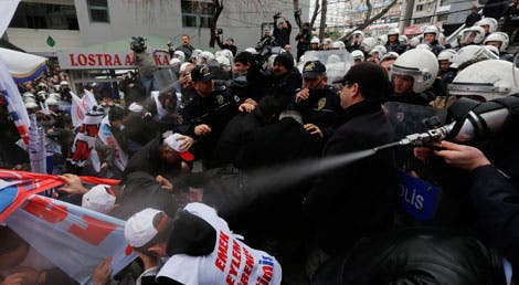 Istambul, 26 de fevereiro de 2014, a policia impede um grupo de manifestantes anti-AKP de marchar sobre o Parlamento durante protestos anti-corrupção Istambul, 26 de fevereiro de 2014, a policia impede um grupo de manifestantes anti-AKP de marchar sobre o Parlamento durante protestos anti-corrupção