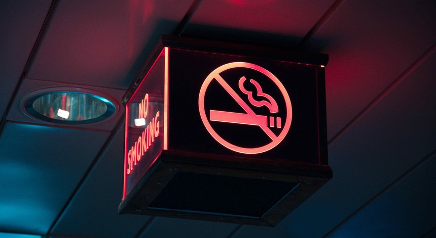 O Governo diz ter "pouco sentido que se promova a venda do tabaco em espaços onde é proibido fumar".
