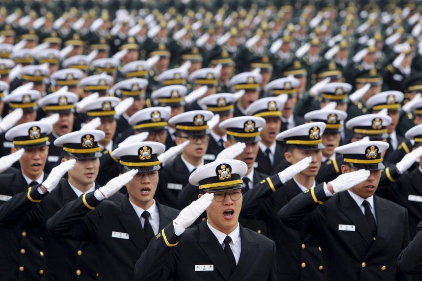Mais de 6000 oficiais das seis academais militares sul-coreanas juraram bandeira esta sexta-feira dia 04 de março em Gyeryongdae, a principal base militar da Coreia do Sul Foto: Reuters Mais de 6000 oficiais das seis academais militares sul-coreanas juraram bandeira esta sexta-feira dia 04 de março em Gyeryongdae, a principal base militar da Coreia do Sul Foto: Reuters