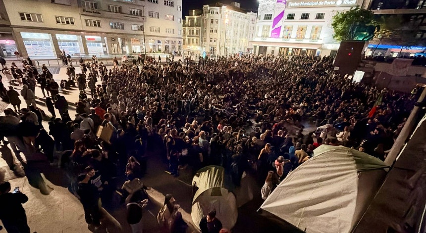 Protestos no Porto. Manifestantes decidiram pernoitar na Praça D. João I mas sem tendas