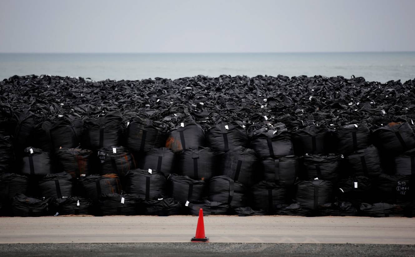 Sacos pl&aacute;sticos com solo e escombros radioativos recolhidos ao redor da central nuclear de Fukushima | foto: Toru Hanai - Reuters   