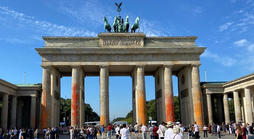 Deutschland.  Das Brandenburger Tor wurde von Umweltschützern orange gestrichen