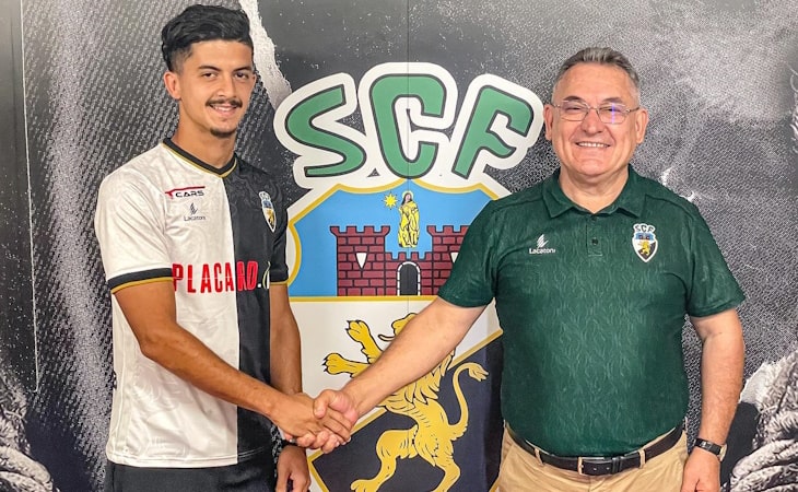 Belloumi com o presidente do clube, após a renovação do contrato
