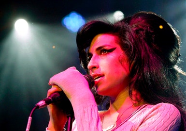 Amy Winehouse tinha uma "quantidade muito grande de álcool" no sangue
