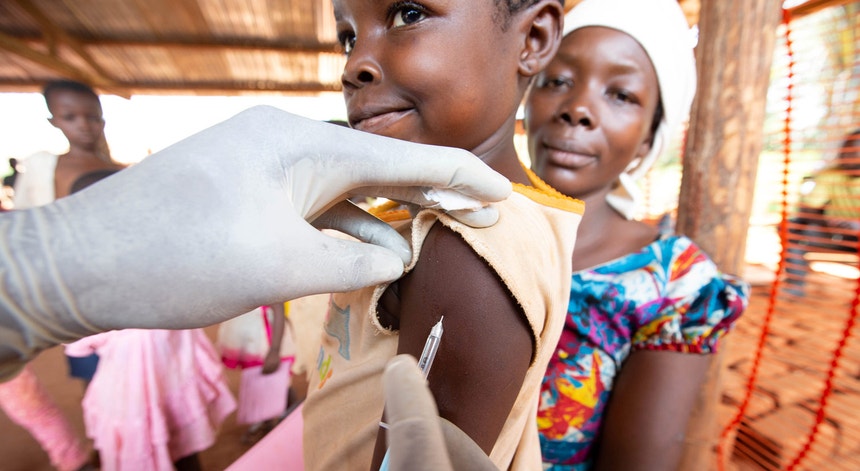 Vacinação de crianças durante a campanha de emergência de imunização contra o sarampo na província de Mongala, na República Democrática do Congo, no início de março de 2020. 
