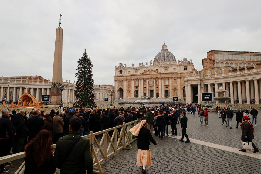 Vaticano, Basílica de São Pedro. Fila de pessoas para o último adeus a Papa Bento XVI 
