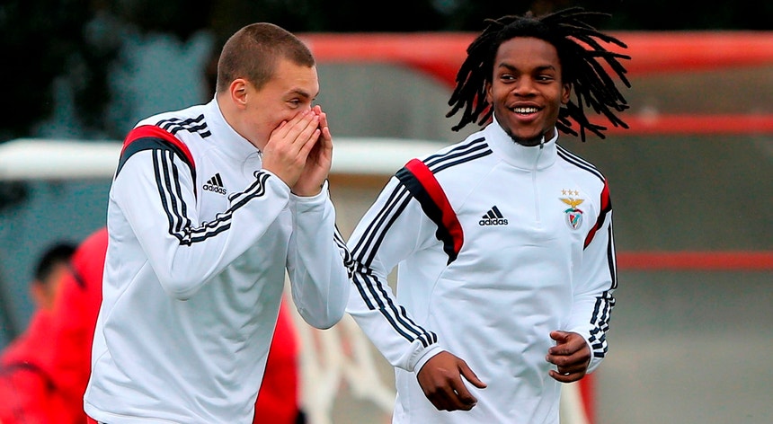 Lindelof, à esquerda na foto, é a novidade na equipa do Benfica para o clássico
