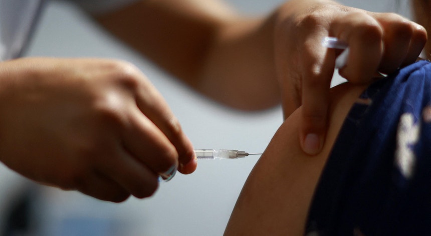 Vacinação de maiores de 60 anos contra VSR reduz infeções e custos no SNS