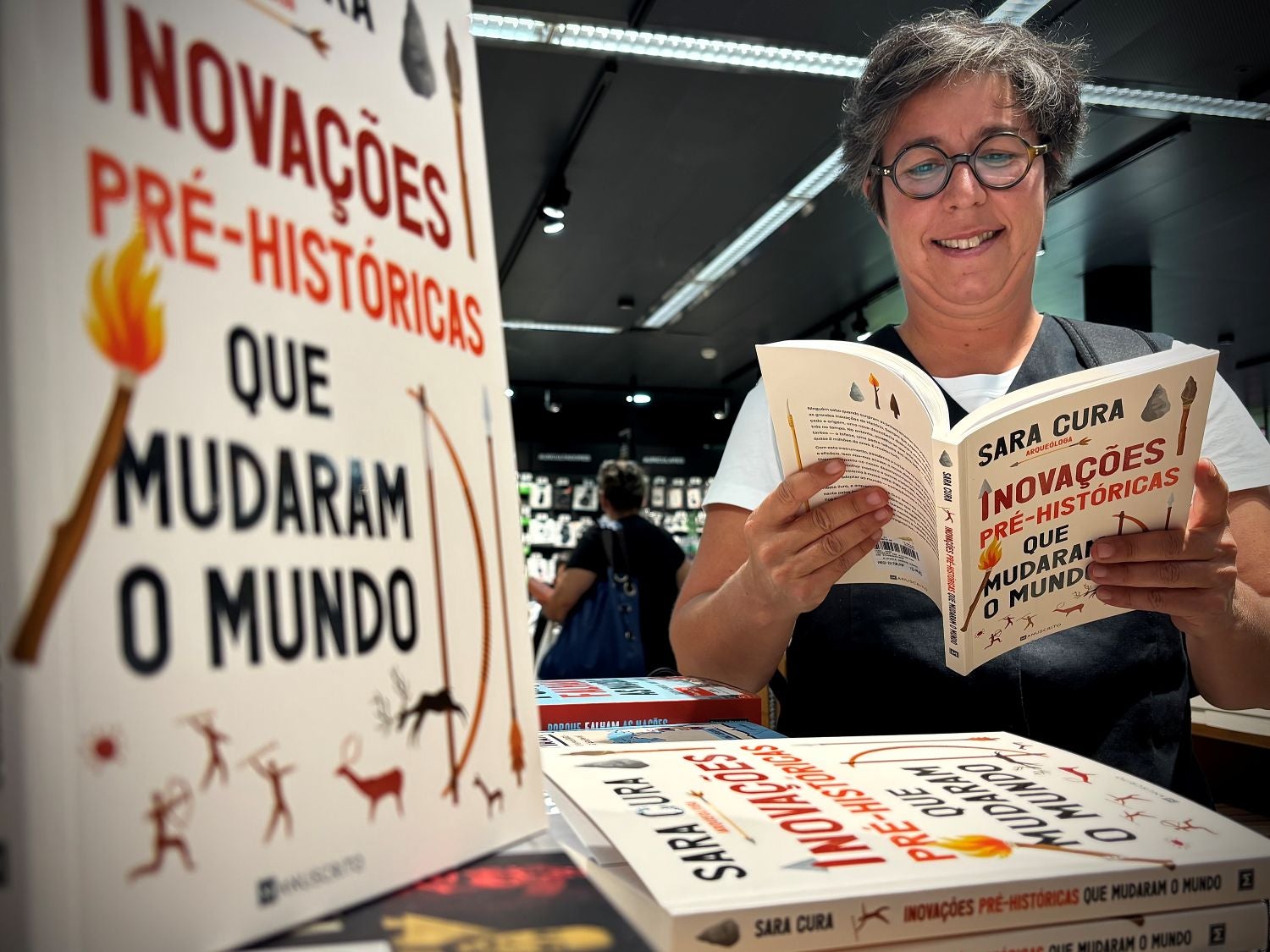 "Tudo começou com pedras talhadas". Arqueóloga Sara Cura revela como a pré-história inventou o mundo moderno