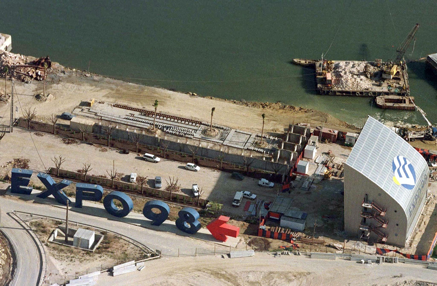  A constru&ccedil;&atilde;o em 1996 /Foto: Jos&eacute; Manuel Ribeiro - Reuters 