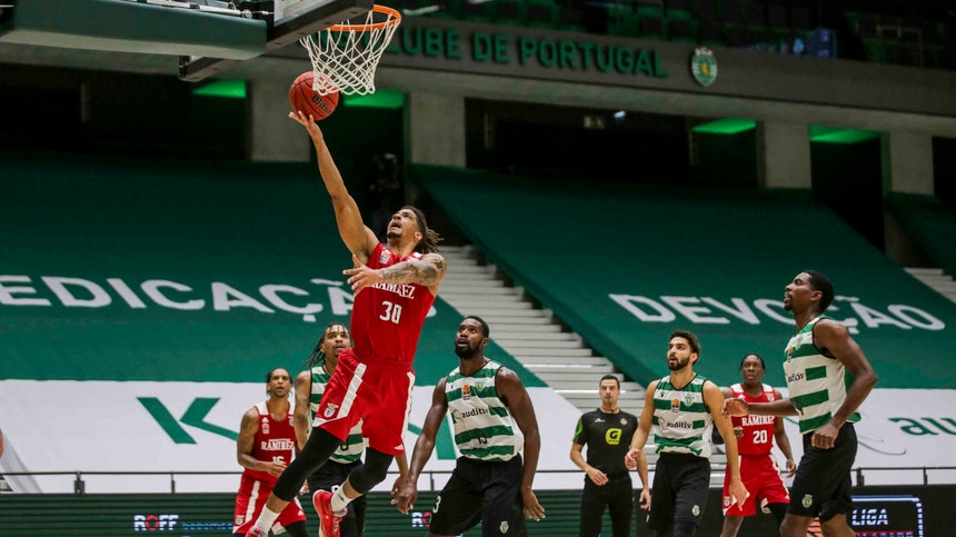 BASQUETEBOL Liderança e última invencibilidade da Liga em jogo 