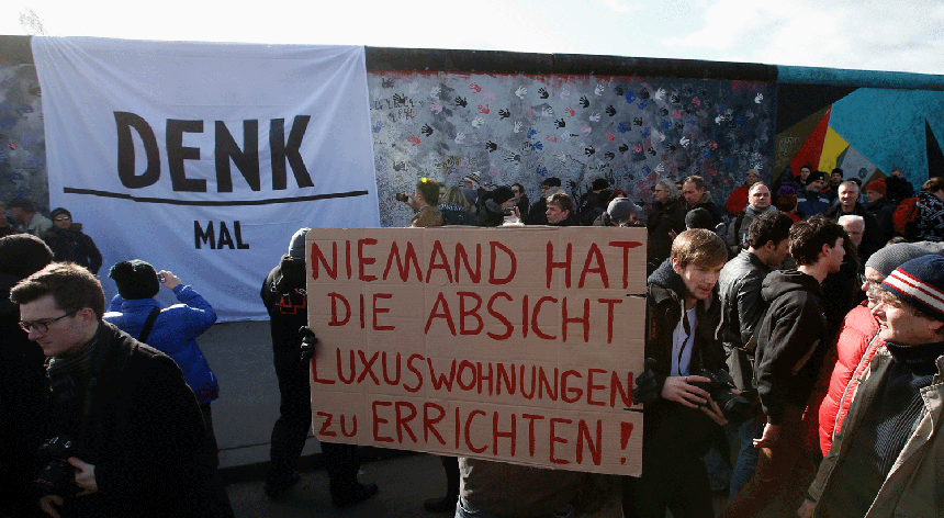 Manifestantes em Março de 2013, com a frase irónica: "Ninguém tem a intenção de construir um condomínio de luxo".
