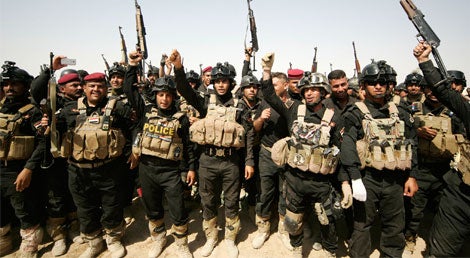 Volunt&aacute;rios xiitas festejam o fim do seu treino em Bakuba, sul do Iraque, e vontade de ir combater os militantes do Estado Isl&acirc;mico (ex-EIIL) (Foto: Reuters)