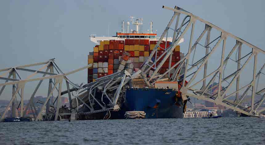 EUA. Coliso de navio contra pilar provoca colapso da ponte