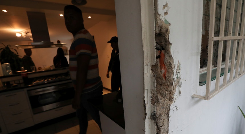 Danos na porta da casa de Roberto Marrero em Caracas, alvo da operação denunciada pelo campo de Juan Guaidó

