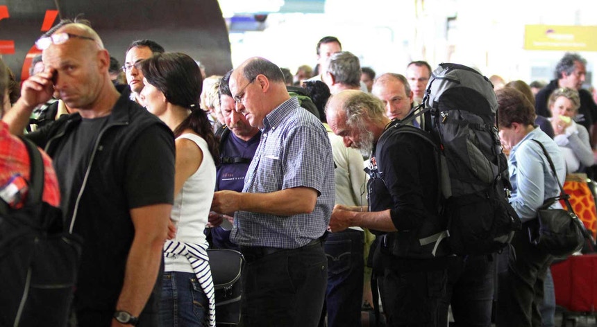 Passageiros aguardando no Aeroporto de Faro
