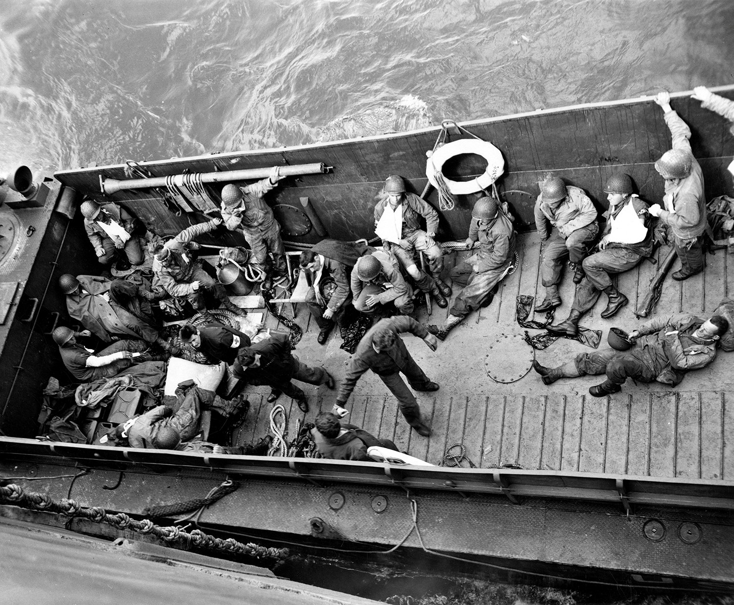  Uma lancha de desembarque transporta os feridos. 6 de junho de 1944 / Cole&ccedil;&atilde;o da Guarda Costeira norte-americana /Reuters 