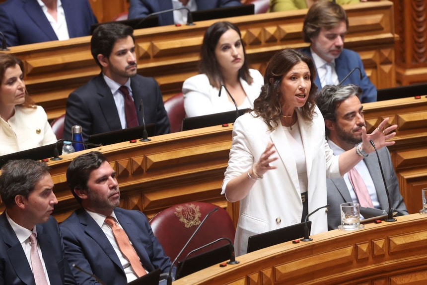 Imagem ilustrativa: Polémica Exames. IL acusa ministro de "teimosia e incompetência"