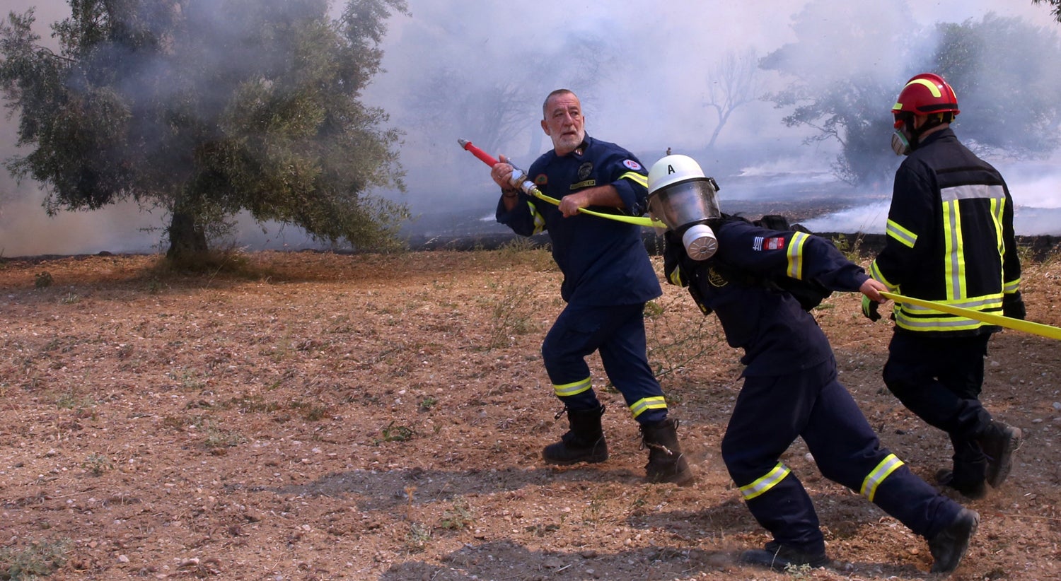 Quatro dias de combate. Incêndio próximo de Atenas volta a ganhar força