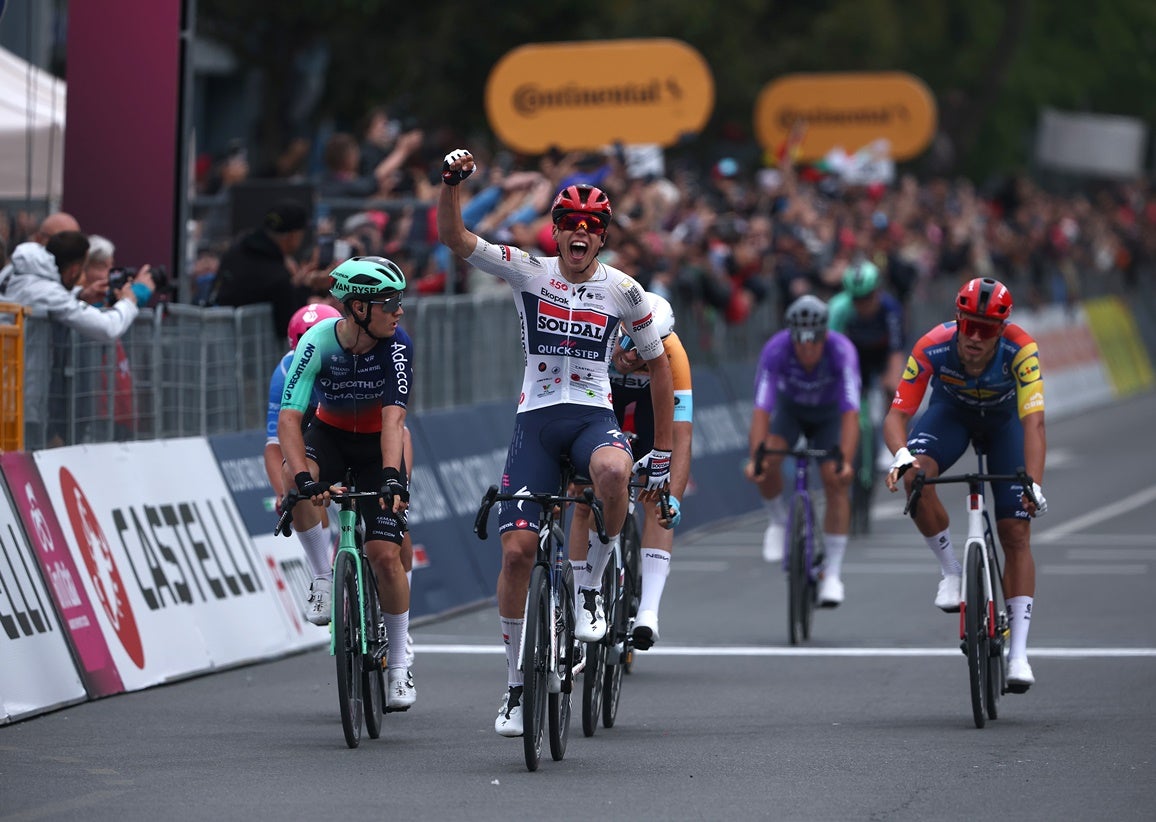 Giro. Paul Magnier estreia-se a ganhar em grandes Voltas e veste primeira `maglia rosa`