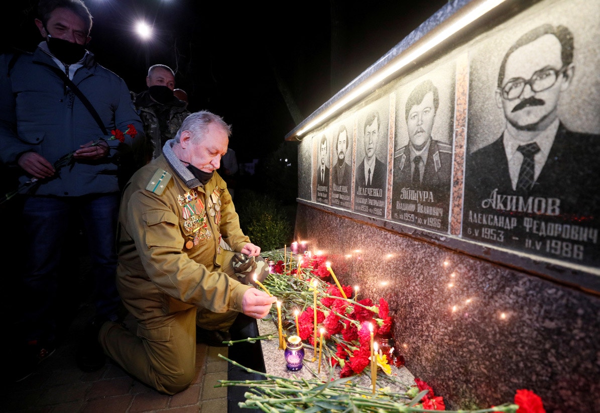  Memorial em Slavutych dedicado aos bombeiros e trabalhadores que morreram no desastre nuclear | Gleb Garanich - Reuters  