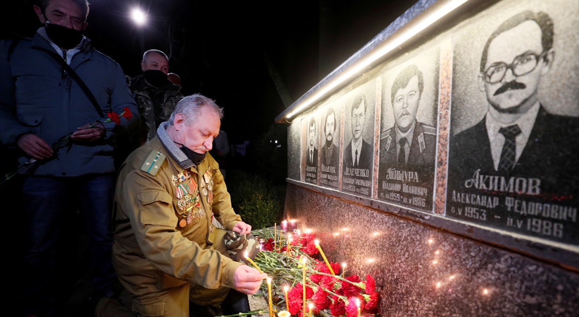  Memorial em Slavutych dedicado aos bombeiros e trabalhadores que morreram no desastre nuclear | Gleb Garanich - Reuters  