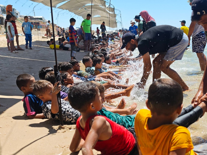 Nadar é resistir. Crianças da Faixa de Gaza voltam ao mar para aulas de natação
