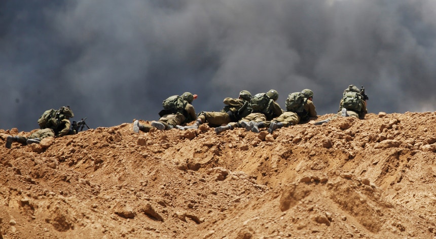 Soldados israelitas fotografados em meados de maio perto da fronteira com a Faixa de Gaza
