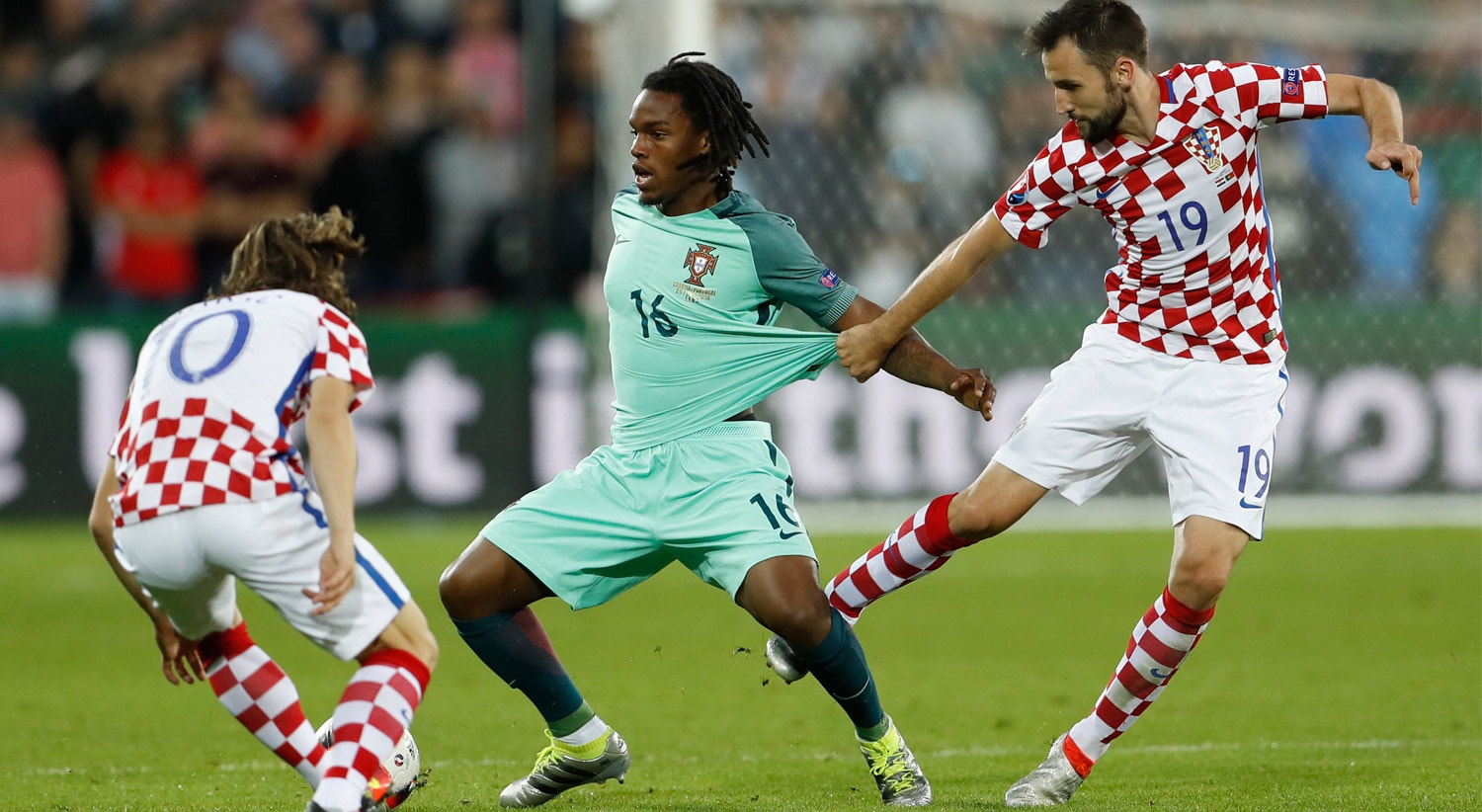  A entrada tardia no jogo &eacute; suficiente para deixar a sua marca. A UEFA elege o jogador como Homem do Jogo. 