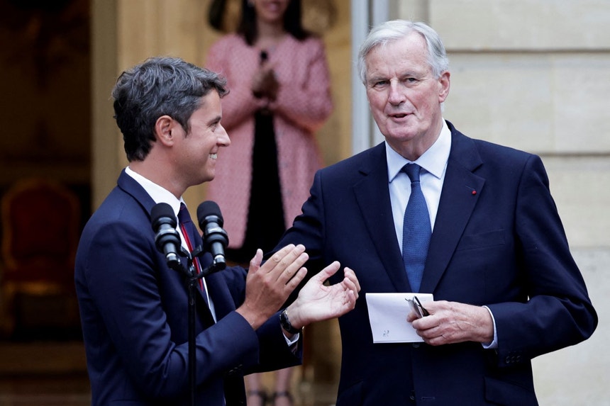 Gabriel Attal, primeiro-ministro interino, passa o cargo a Michel Barnier, nomeado para o cargo horas antes, pelo presidente Emmanuel Macron
