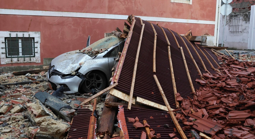 Imagem de Depressão Kristin. A evolução do mau tempo em Portugal ao minuto