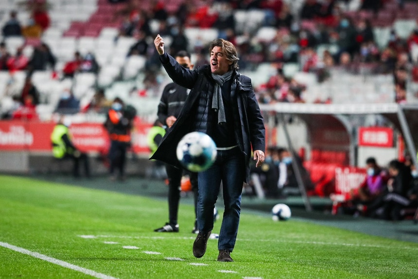 Imagem de Irão. Técnico Ricardo Sá Pinto continua no país com planos para eventual retirada