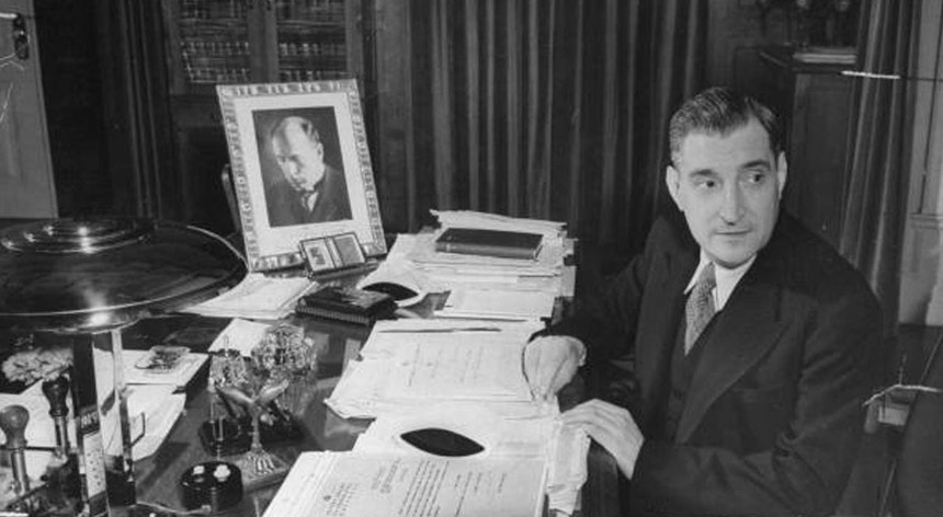 Salazar, com a fotografia de Mussolini sobre a sua mesa de trabalho
