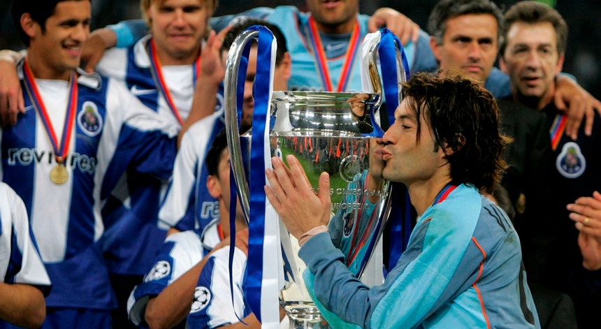 Vítor Baía levantou a "orelhuda" em 2004, no estádio do Schalke 04
