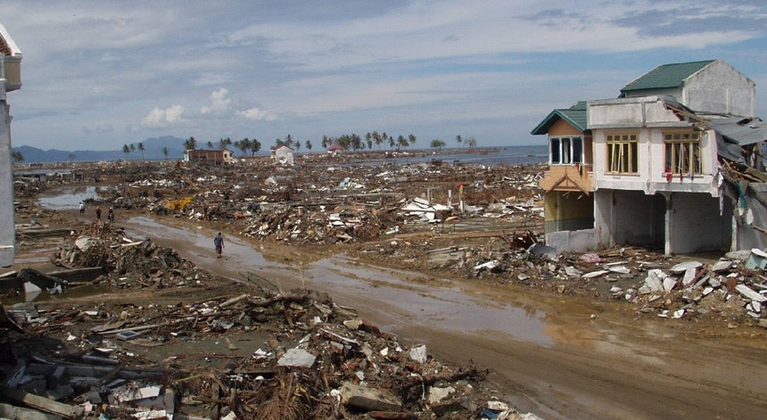 Imagem relacionada com a notícia: Tsunami no Sudeste Asiático foi há 20 anos. As memórias dos jornalistas que por lá passaram