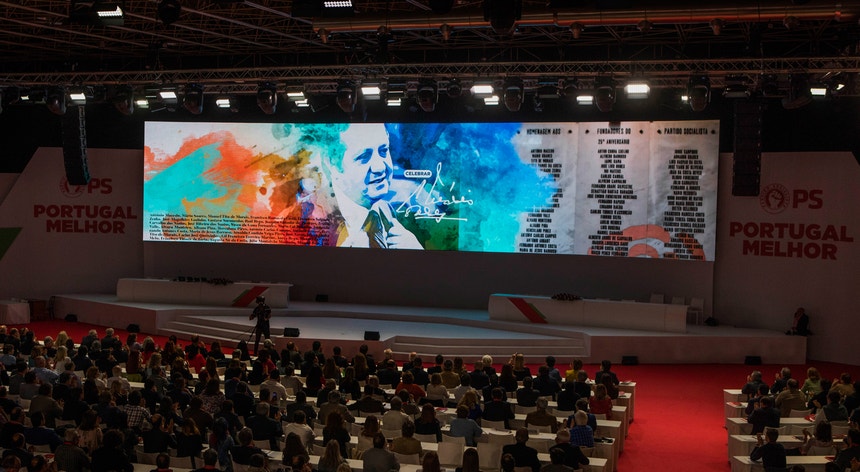 Para a abertura dos trabalhos do XXII Congresso dos socialistas foi preparado um tributo a Mário Soares, fundador do partido
