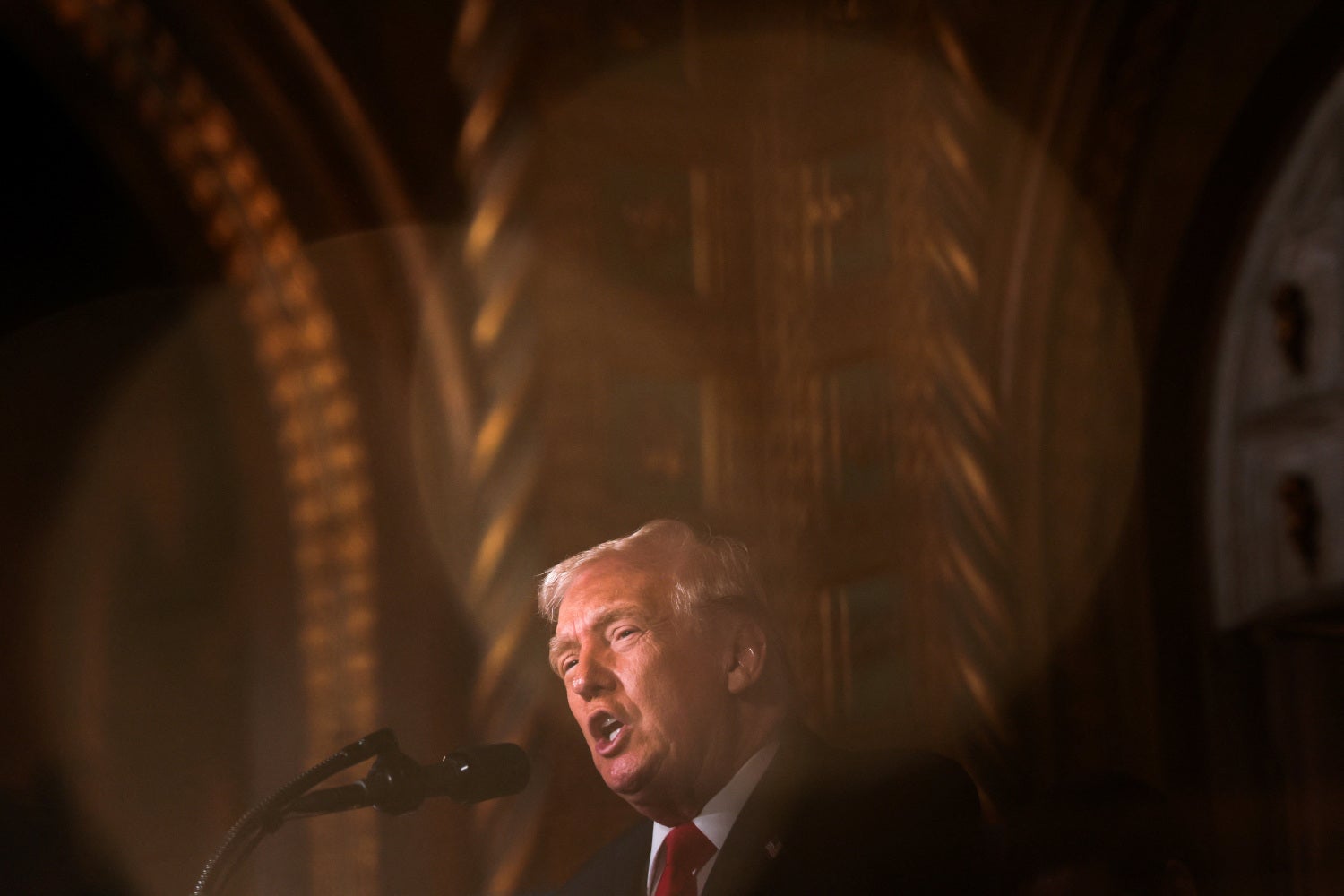 "Alegações falsas e sensacionalistas". Trump referido em novos documentos do caso Epstein