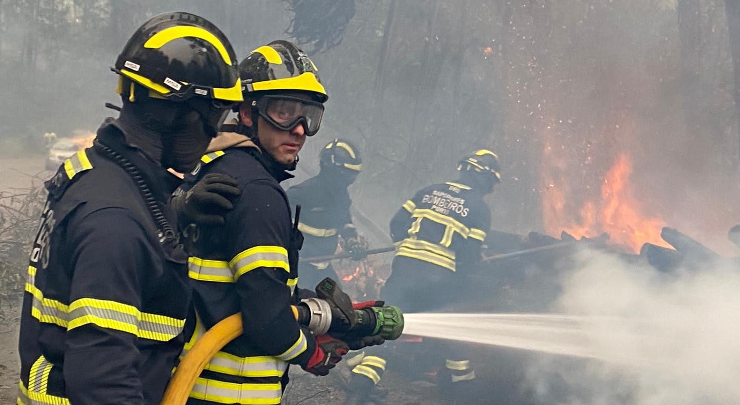  Bombeiros de todo o pa&iacute;s foram incans&aacute;veis na luta contra as chamas. / Foto: Ant&oacute;nio Antunes - RTP 