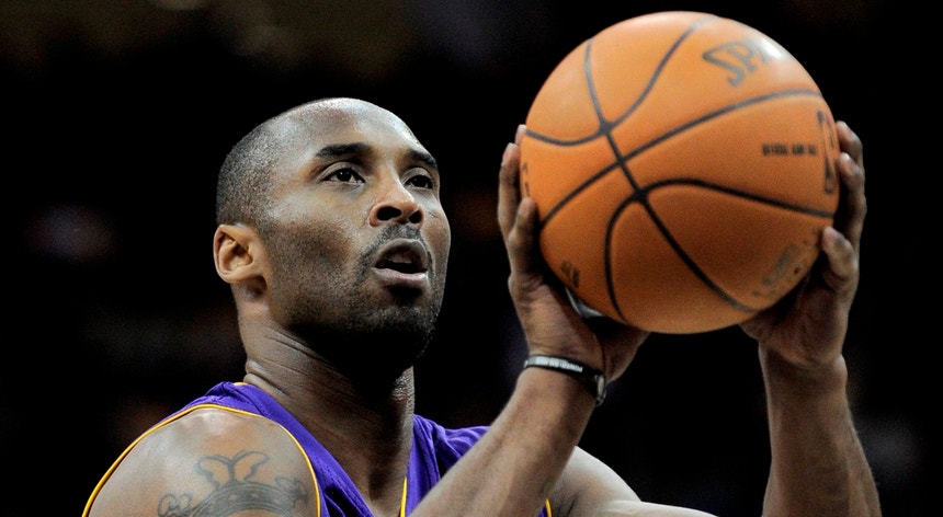 A mão pouco certeira de Kobe Bryant contribuiu para a pesada derrota dos Lakers

