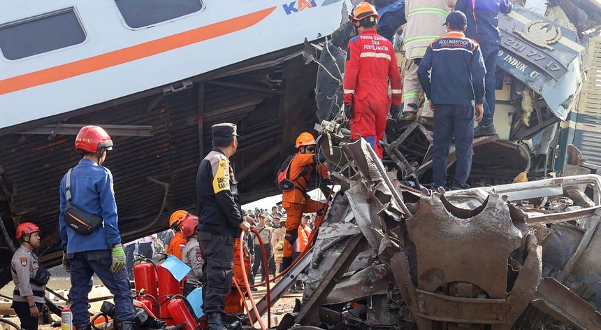 O choque de comboios na ilha indonésia de Java fez três feridos

