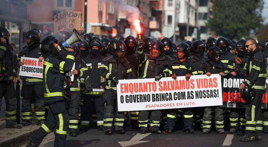 Imagem relacionada com a notícia: Pelo menos três centenas de sapadores de várias zonas do país manifestaram-se junto à sede do Governo.
