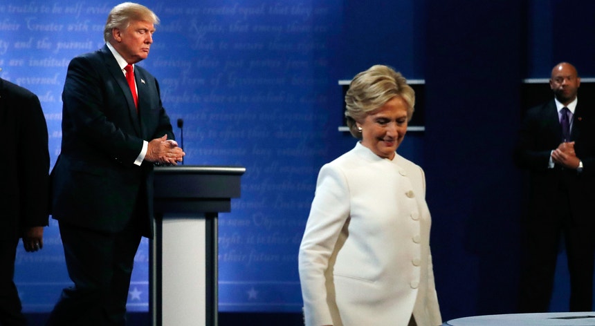 Hillary Clinton e Donald Trump no final do último debate televisivo, em Las Vegas
