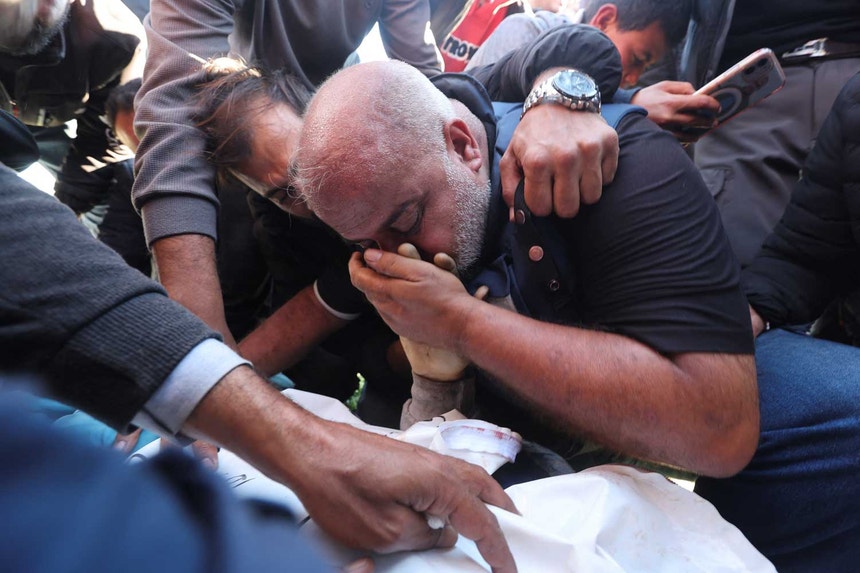 O jornalista Wael Dahdouh no funeral do filho, Hamza Dahdouh, que morreu este domingo na sequência de um ataque em Gaza.
